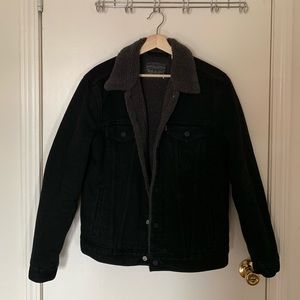 Levi’s Men’s Sherpa Trucker Jacket in Berk - Black